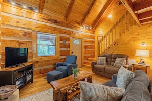 Smart TV, fireplace, DVD player, foosball - Creekside, Hot Tub, Fire Pit, Fireplace, Quiet, Easy Access (Cosby)