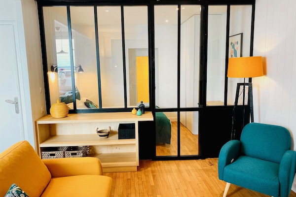 Vue du salon vers la chambre et sdd ensuite