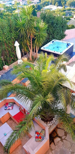 Outdoor spa tub
