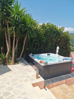 Outdoor spa tub