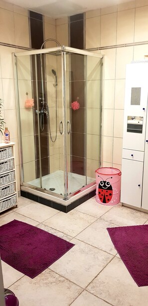 Shower, hair dryer, towels, soap - Beau F2 80m2 VUE MER Feerique Grand Jacuzzi Prive Plage A 300m (Sisco)
