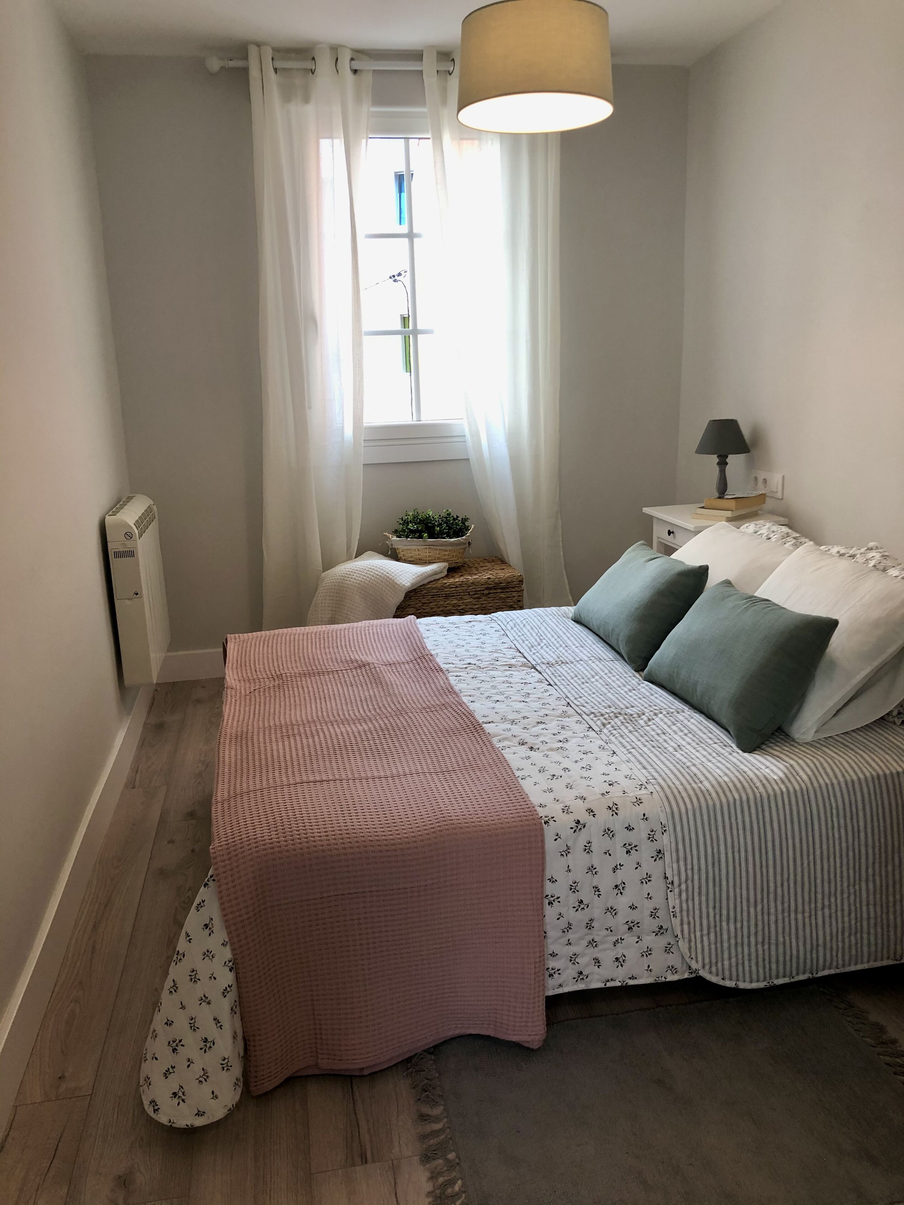 2 sovrum, skrivbord, strykjärn/strykbräda och resesäng