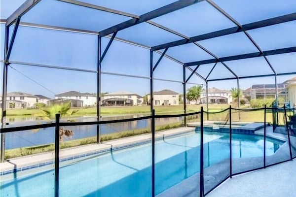 Alberca al aire libre y alberca climatizada