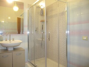 Ducha, secador de pelo, bidet, toallas