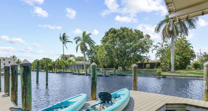 Luxury Waterfront w/4 ensuites, Pool/Spa, Bikes, Kayaks, Dock/ Direct Gulf Access, Walk to Beach!
