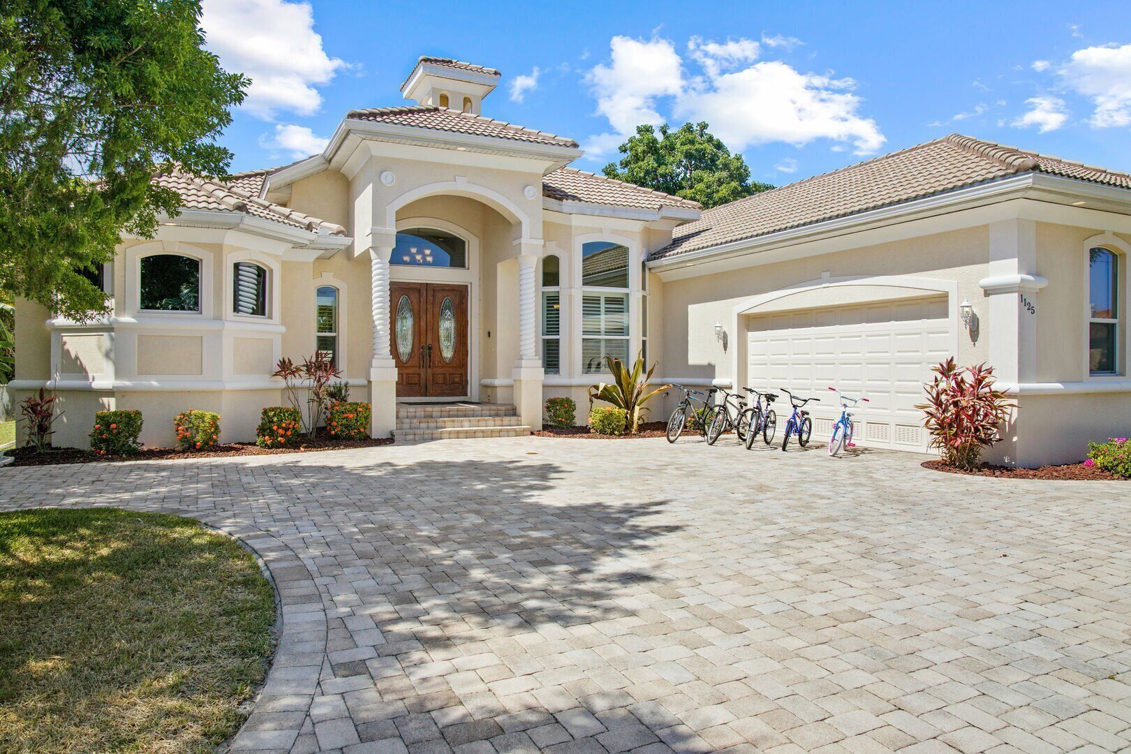 Luxury Waterfront w/4 ensuites, Pool/Spa, Bikes, Kayaks, Dock/ Direct Gulf Access, Walk to Beach!