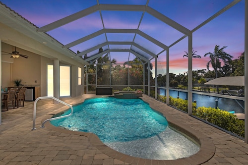 WALK TO BEACH! - Luxury Waterfront w/4 ensuites, Pool/Spa, Bikes, Kayaks, Dock/ Direct Gulf Access