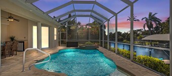 WALK TO BEACH! - Luxury Waterfront w/4 ensuites, Pool/Spa, Bikes, Kayaks, Dock/ Direct Gulf Access
