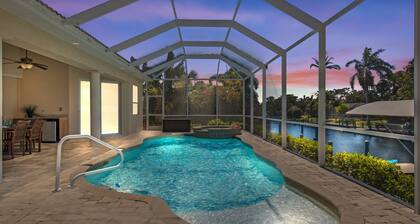 WALK TO BEACH! - Luxury Waterfront w/4 ensuites, Pool/Spa, Bikes, Kayaks, Dock/ Direct Gulf Access