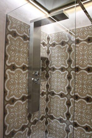 Dusj, hårføner, bidé og håndklær