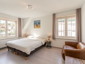 4 slaapkamers, een strijkplank/strijkijzer, internet