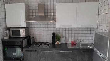 KĂŒhlschrank, Mikrowelle, Ofen, Herdplatte