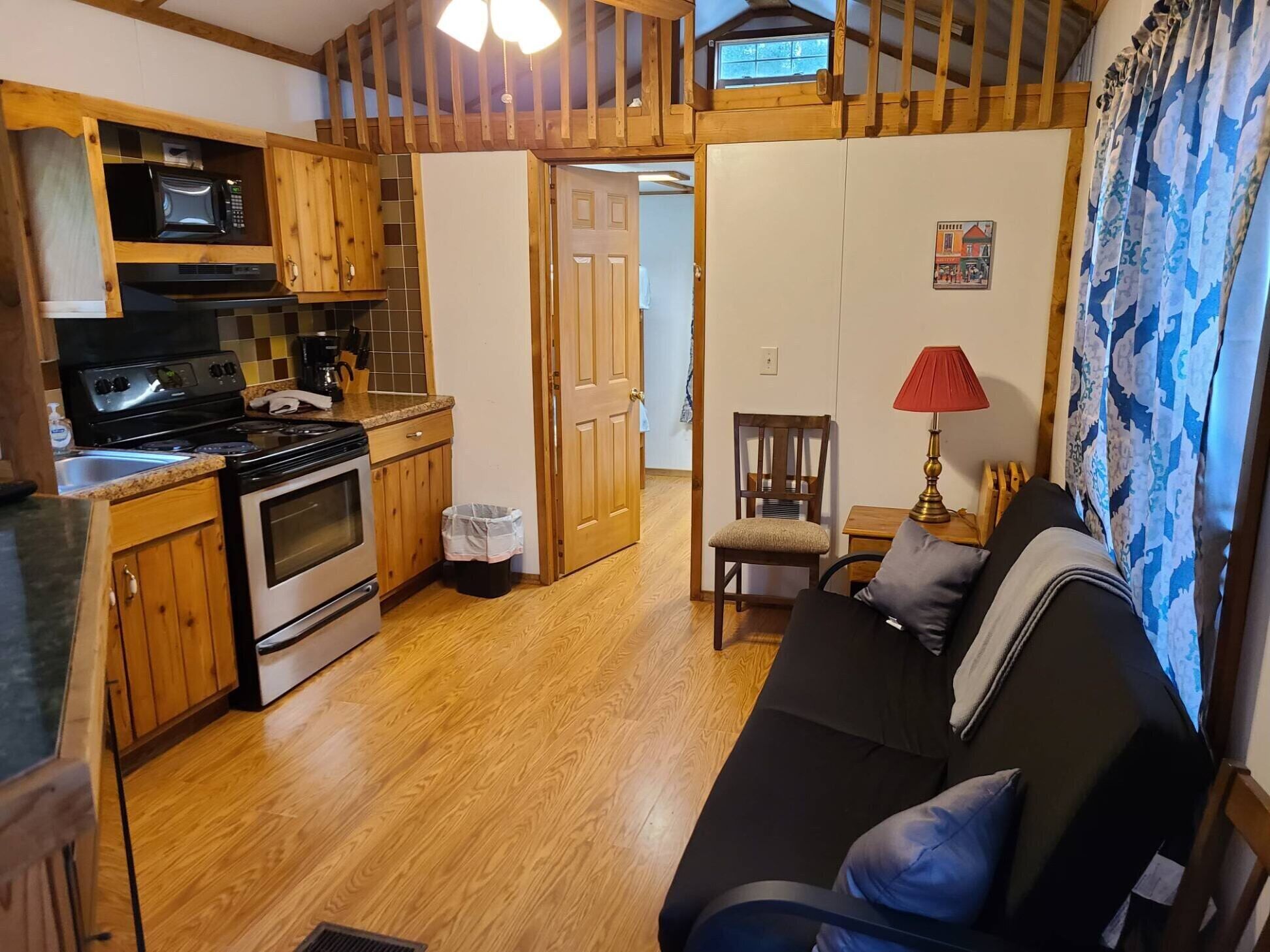 2BR 1BA Cabin w/4 Bunk Beds & Queen