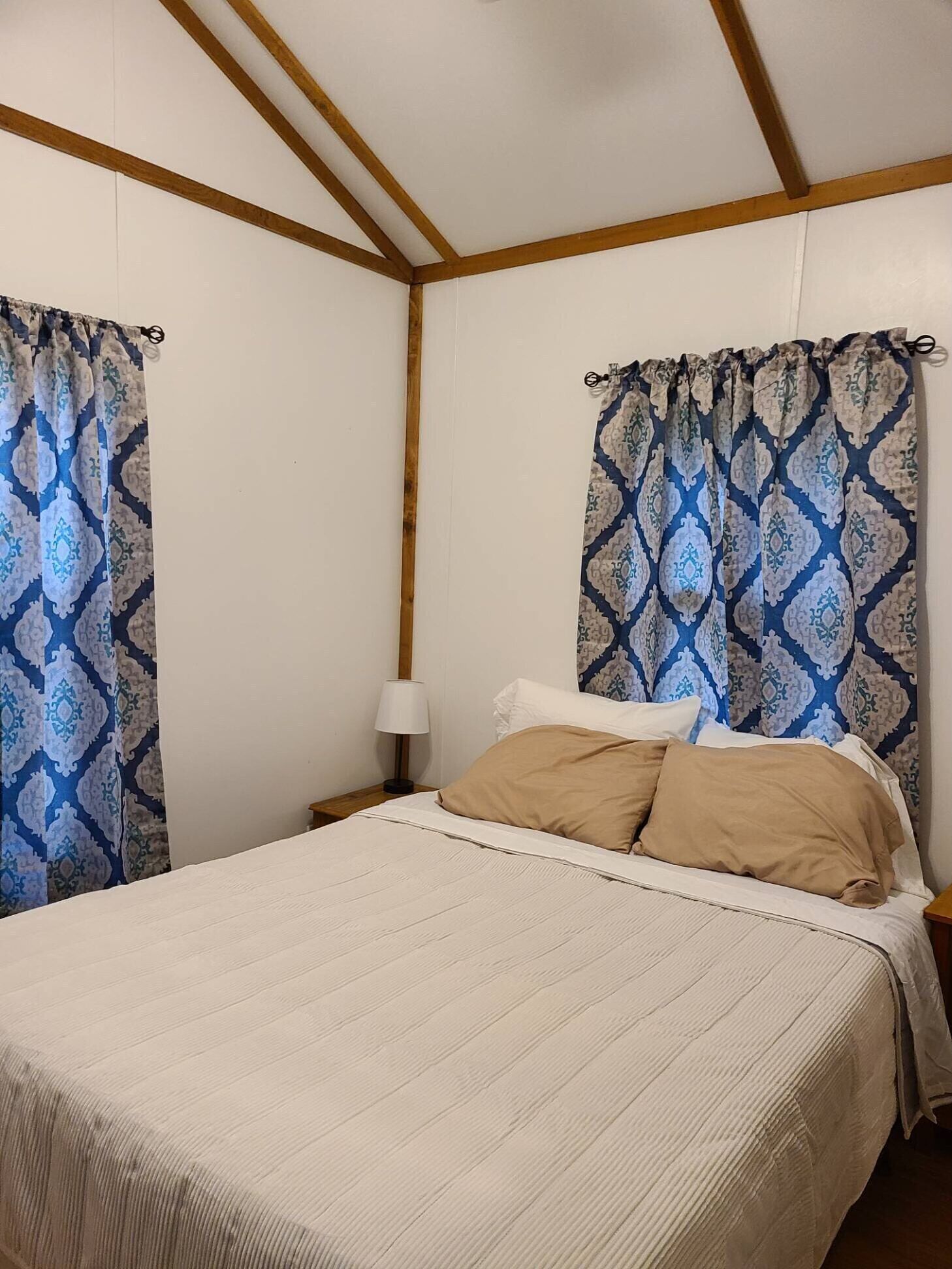 2BR 1BA Cabin w/4 Bunk Beds & Queen