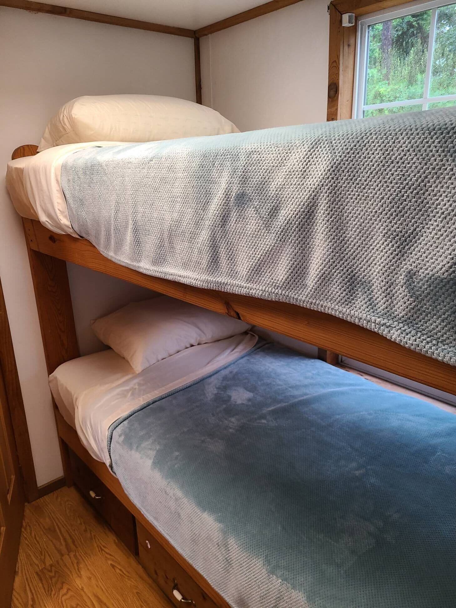 2BR 1BA Cabin w/4 Bunk Beds & Queen