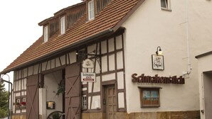 A traditional half-timbered building with a sign reading "Schrankenstich." - Apartment in the Schnakenstich, 80 m², 2 bedrooms, living room, eat-in kitchen... (Hochdorf)