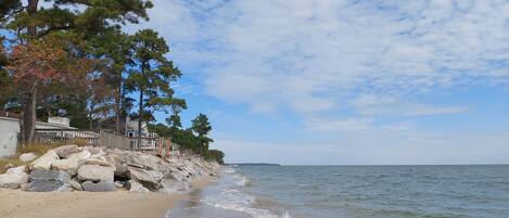 Plage, chaises longues, serviettes de plage