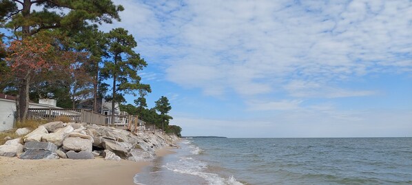 Sur la plage, chaise longue, serviettes de plage