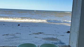 Aan het strand, ligstoelen aan het strand, strandlakens