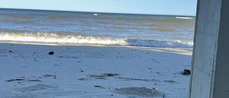 Na praia, espreguiçadeiras, toalhas de praia 