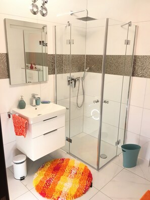 Dusche, Haartrockner, Handtücher, Seife