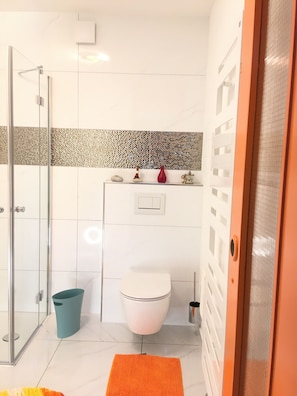 Douche, sèche-cheveux, serviettes fournies, savon