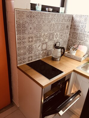 Fridge, oven, stovetop, coffee/tea maker - Exklusive Ferienwohnung Miro 25 m² in Ruhiger Lage (Heidelberg)