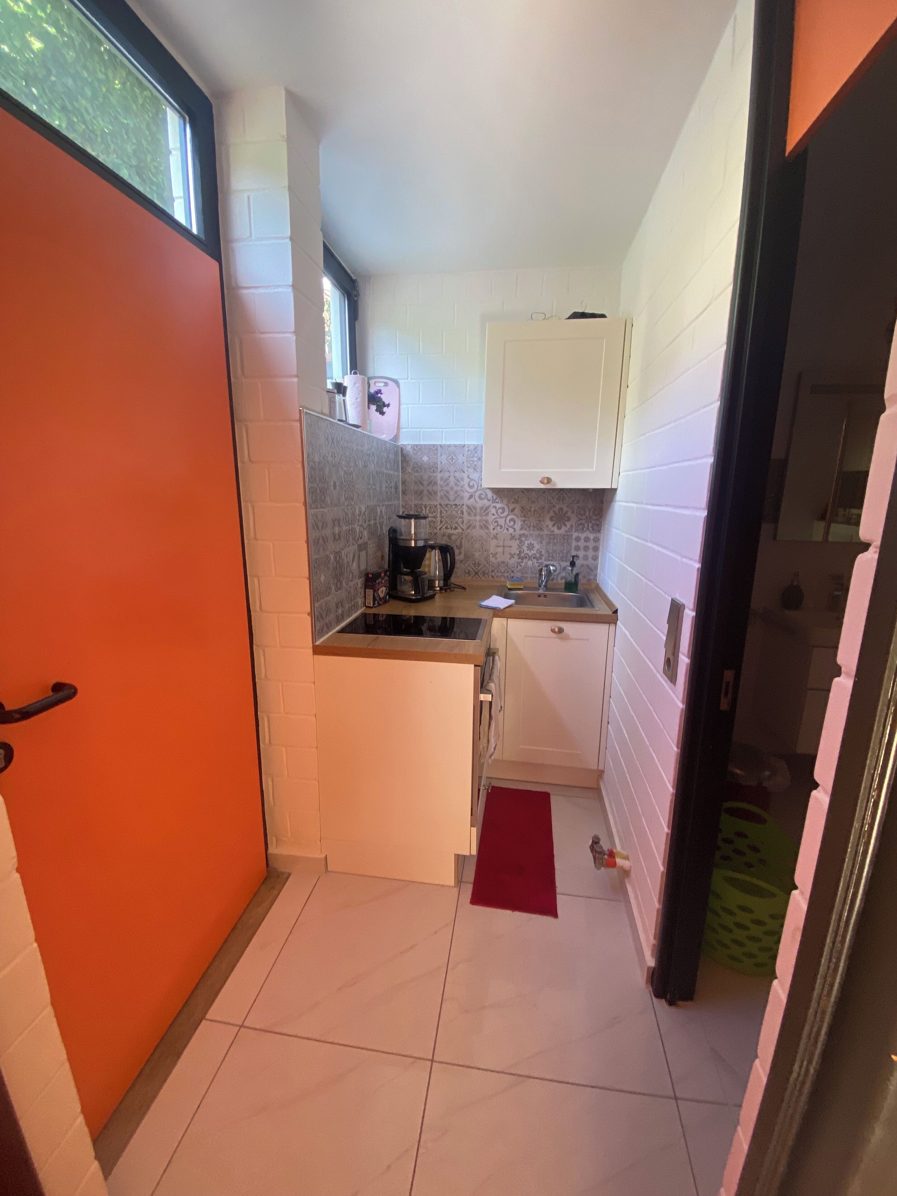 Fridge, oven, stovetop, coffee/tea maker