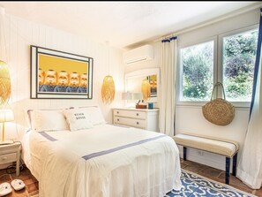 5 bedrooms, iron/ironing board, travel cot, free WiFi - Villa with salty infinity pool and view over hills on French Riviera (Tourettes-sur-Loup)