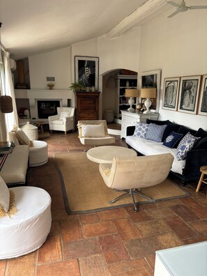 Smart TV, fireplace, ping pong - Villa with salty infinity pool and view over hills on French Riviera (Tourettes-sur-Loup)