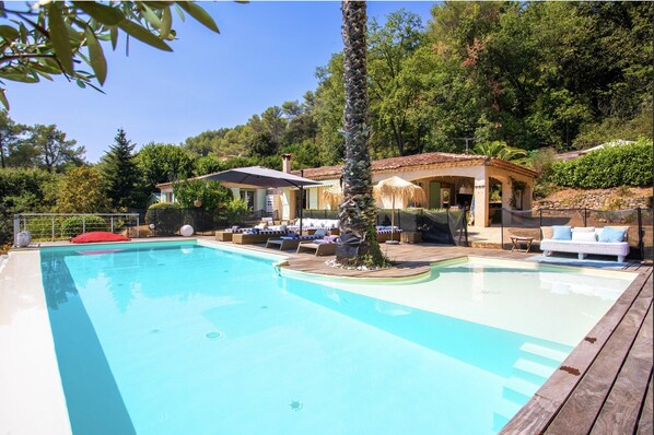 حمّام سباحة خارجي