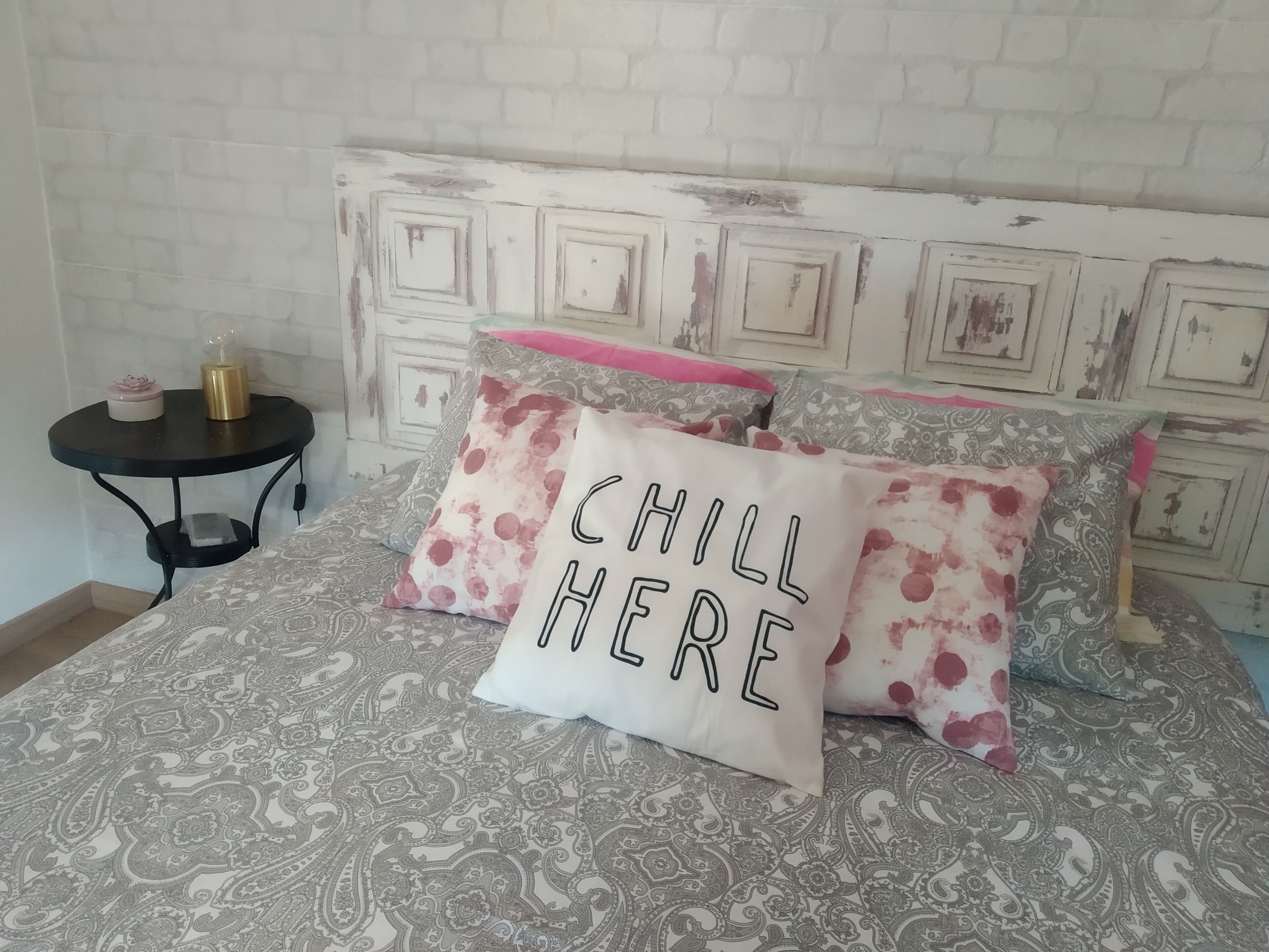 1 habitación, tabla de planchar con plancha y cuna de viaje 