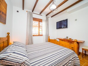 3 bedrooms, iron/ironing board, free WiFi, bed sheets