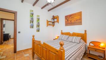 3 slaapkamers, een strijkplank/strijkijzer, gratis wifi, beddengoed