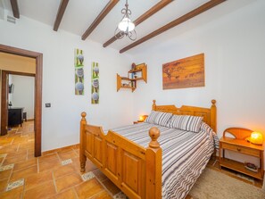 3 bedrooms, iron/ironing board, free WiFi, bed sheets