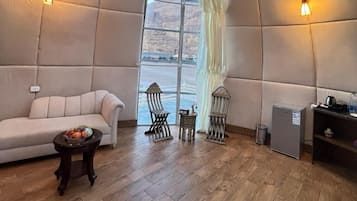 Luxe kamer, 1 tweepersoonsbed | Een minibar, individueel gedecoreerd, verduisterende gordijnen