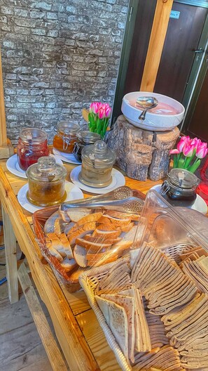 Petit déjeuner complet compris tous les jours