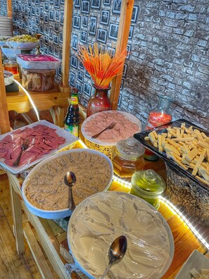 Desayuno completo gratuito y diario