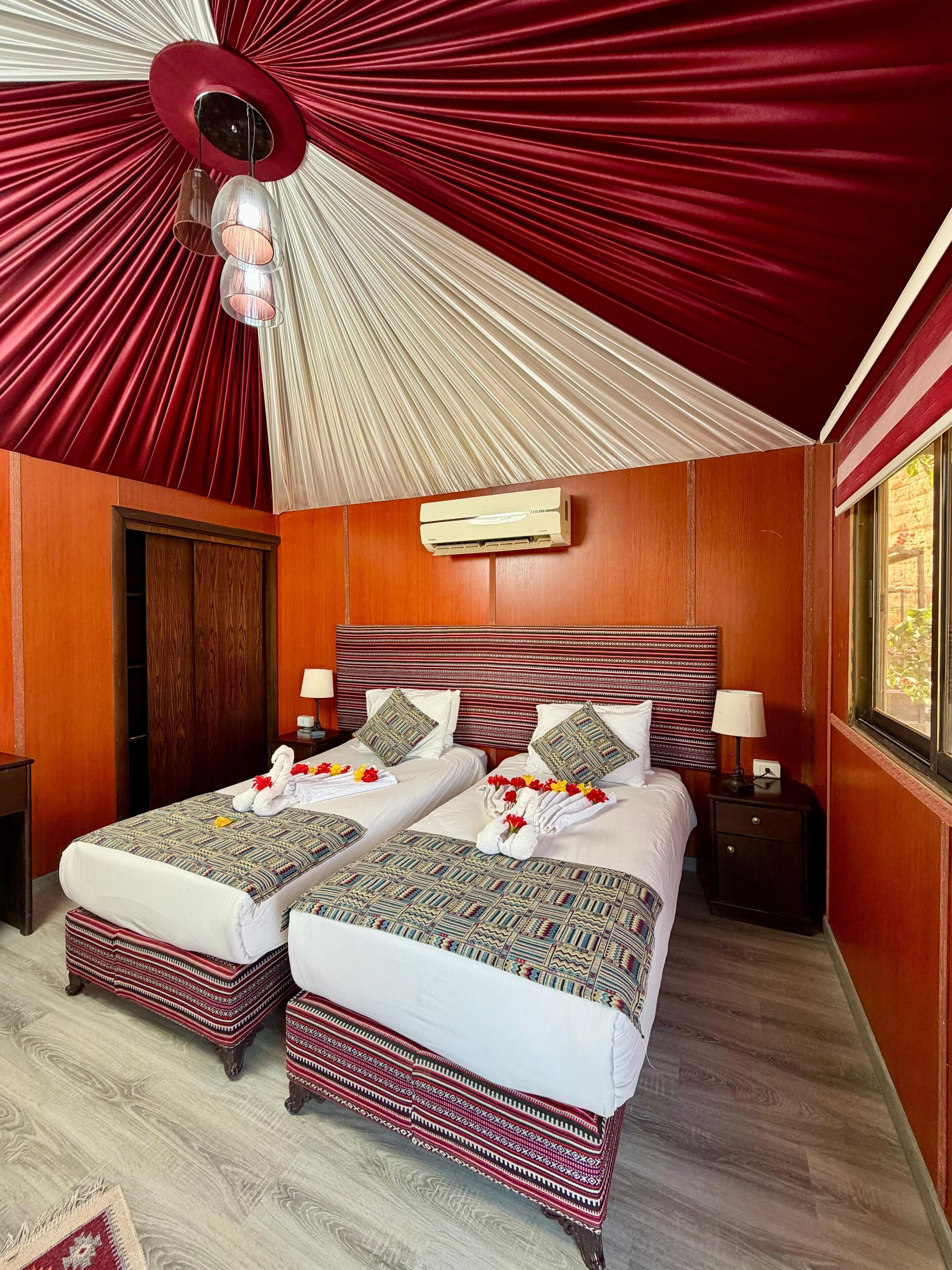 Minibar, décoration personnalisée, rideaux occultants