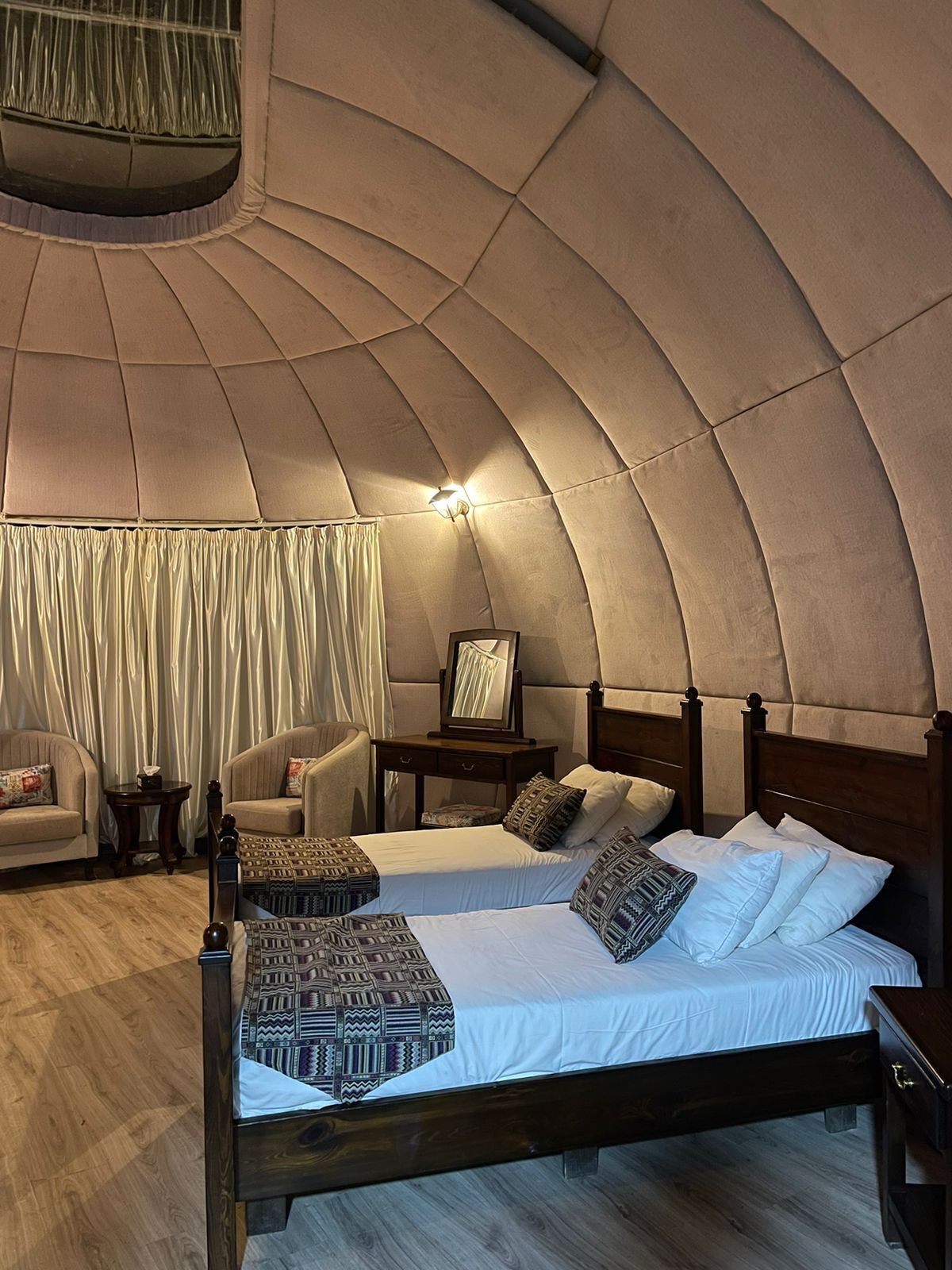 Minibar, décoration personnalisée, rideaux occultants