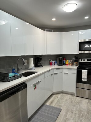 冷蔵庫、電子レンジ、オーブン、コンロ