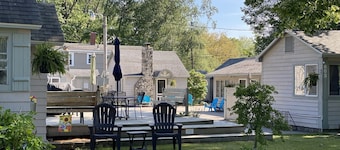 Parkview Cottage #2 - 1/2 block to city beach
