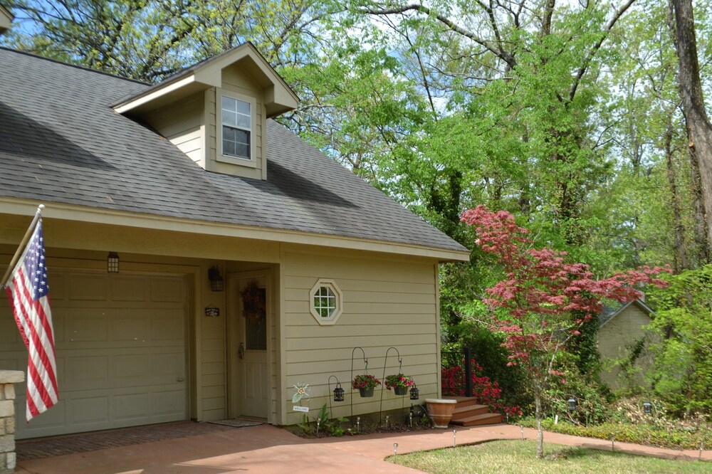 Quiet Rustic Retreat on Lake Bob Sandlin - creekside
