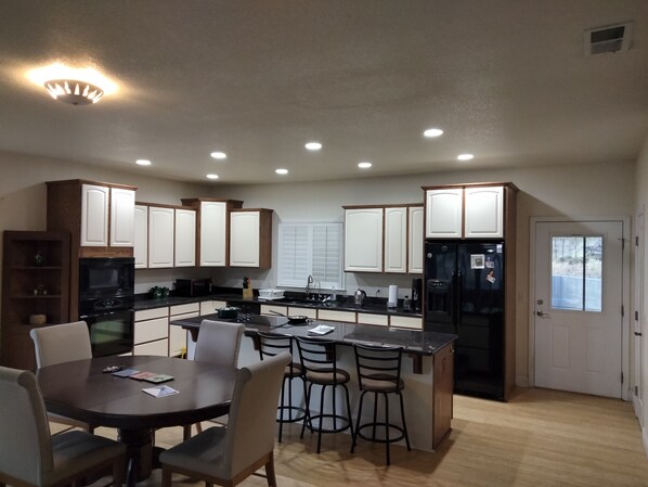 Jääkaappi, mikroaaltouuni, uuni, liesi