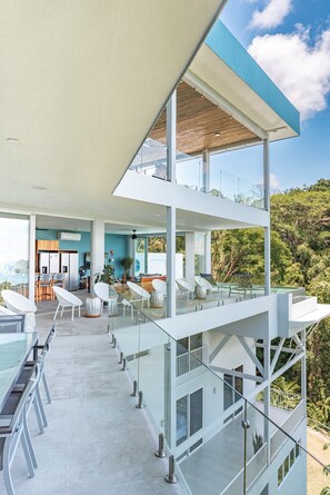 Outdoor dining - New and modern villa with ocean views―sleeps 34 (Quepos)