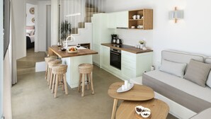 Une cuisine moderne avec des armoires blanches, un îlot central en bois et un luminaire suspendu.