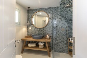 Shower, rainfall showerhead, free toiletries, hair dryer