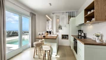 Refrigerador, microondas, horno, utensilios de cocina