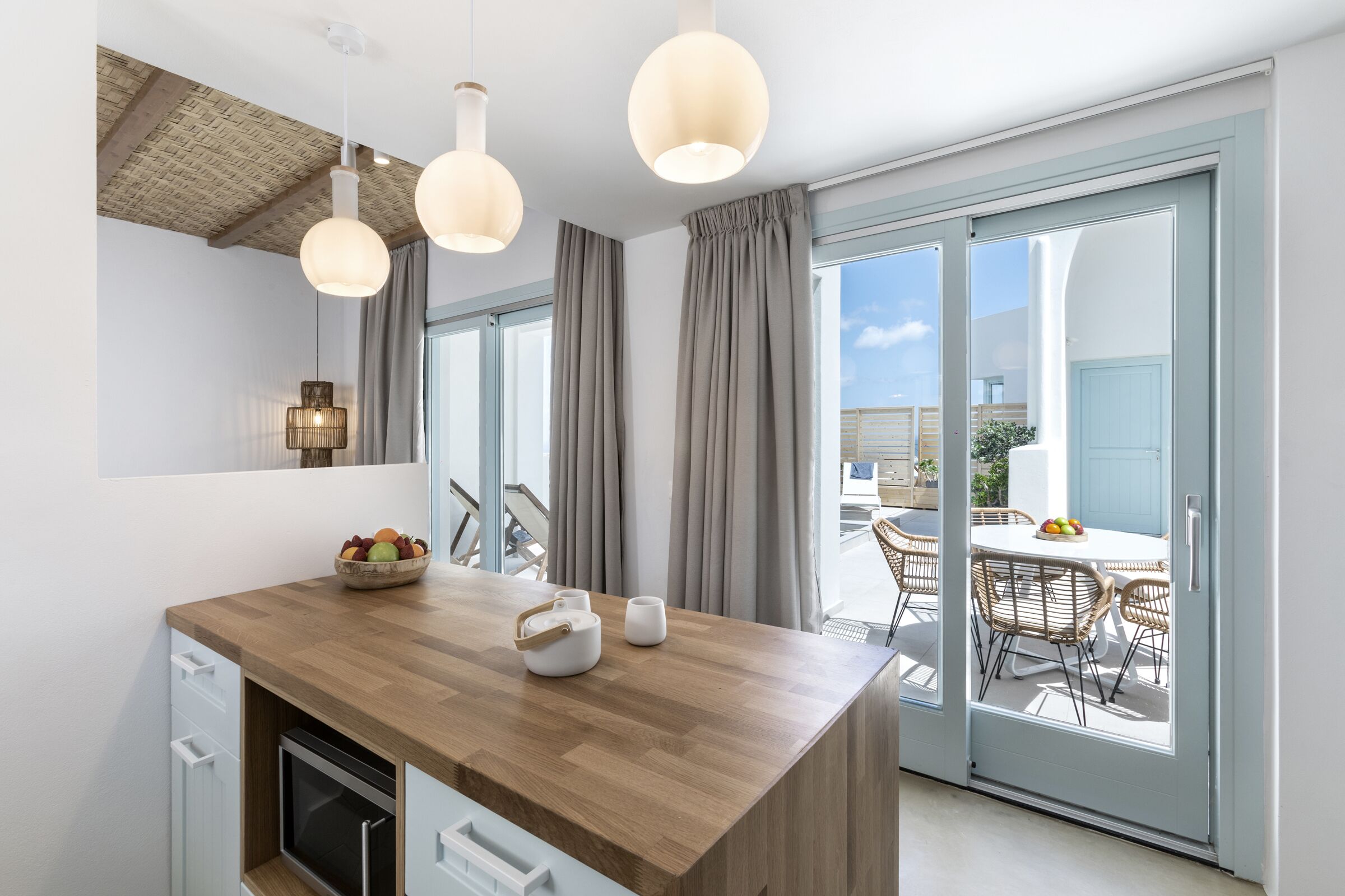 Refrigerador, microondas, horno y utensilios de cocina 