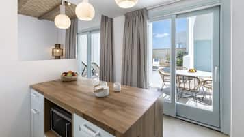 Refrigerador, microondas, horno y utensilios de cocina